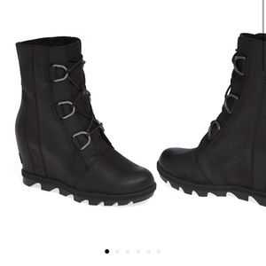 Sore waterproof boots. Wore once in the plane.